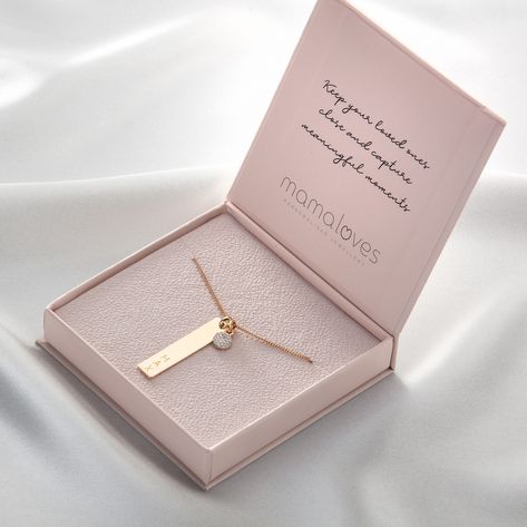 Jewelry Packaging Diy, Custom Jewelry Packaging, Jewelry Packaging Design, Jewelry Box Design, Jewelry Product Shots, Jewelry Packaging Box, Jewelry Store Design, Necklace Packaging, Vertical Bar Necklace