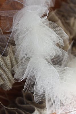 Burlap Garland and Tulle Garland-I'm so glad I found this! I've had this marked before I even had Pinterest! Maybe this year I'll finally make them. How To Make Tulle Garland, Holland Christmas, Tulle Garland, Tulle Christmas Trees, Garland Tutorial, Diy Tulle, Burlap Garland, Pine Tree Tattoo, Christmas Tree Diy