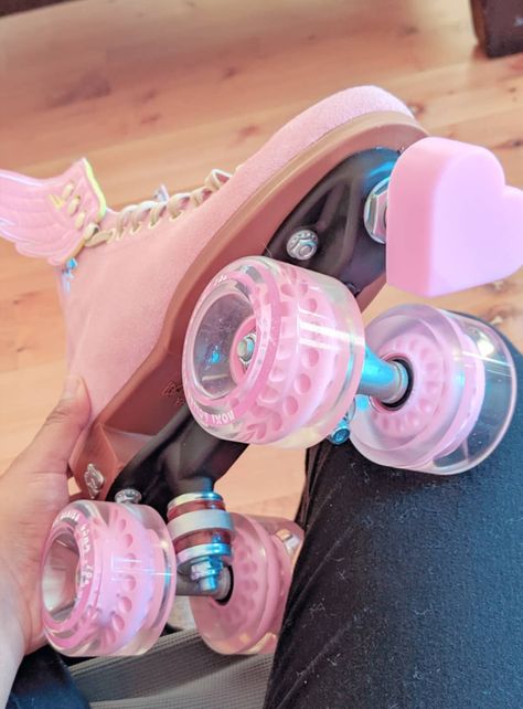 Pink Roller Skates, Outdoor Roller Skates, Roller Skating Outfits, Girls Roller Skates, Skating Aesthetic, Roller Skate Shoes, Roller Shoes, Roller Skaters, Strawberry Pink