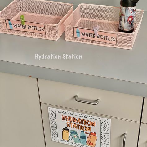 Things in my classroom that just make sense ☁️✨🫶🏼 There are things in my classroom that worked the way I planned and things I had to change the second my kids entered my classroom!! What worked: - Hydration Station: every morning my students get their waters and place them inside out classroom (we hang our backpacks outside) - Classroom Jobs: they love love LOVE being responsible for their jobs everyday What didn’t work but it works now: - Tool Boxes: I wanted all my students to have ... Water Bottle Station Classroom, Hydration Station Classroom, Water Bottle Station, Inside Out Classroom, Bottle Station, Being Responsible, Hydration Station, Classroom Jobs, Tool Boxes