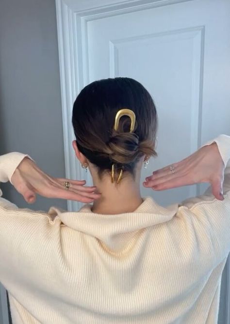 This guide shares the next big hair accessory trend. Learn how to create 2 cute hairstyles with hair pins in this quick post. How To Use U Shaped Hair Pins, Hairstyles With Hair Pins, Cute Bun Hairstyles, Patent Leather Leggings, Cute Buns, U Shaped Hair, Low Bun Hairstyles, Twist Bun, Curly Girl Hairstyles