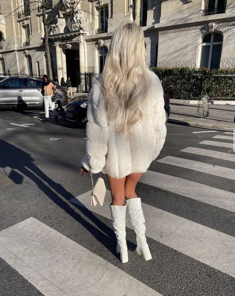 Platnium blonde hair. Fur coat Blonde Hair Outfits Winter, Blonde Hair Winter Outfit, Fhlouwn Outfits, Fake Fur Coat Outfit, White Fur Coat Outfit, Platnium Blonde Hair, Fur Wedding Dress, Fur Coat Aesthetic, Blonde Hair Outfits