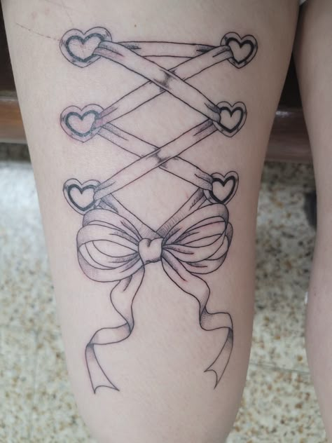 Leg Bow Tattoo, Bow Tattoo Thigh, Corset Tattoo, Back Of Thigh Tattoo, Tattoo Perna, Emo Tattoos, Tattoo Cute, Pink Tattoo, Ribbon Tattoos