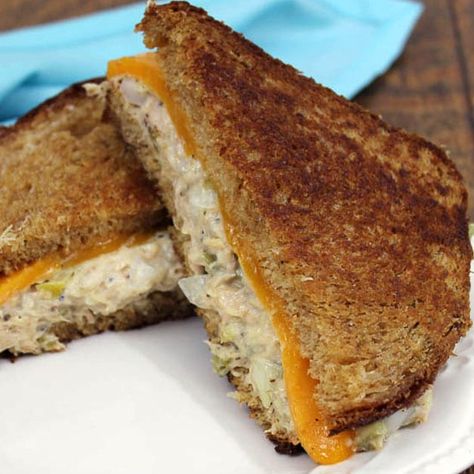 Easy Tuna Melt, Tuna Melt Sandwich, Tuna Melt Recipe, Rye Toast, Dill Pickle Chips, Fried Tomatoes, Melt Recipe, Tuna Melt, Pickle Chips