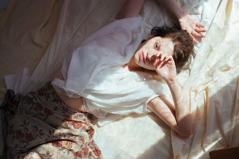 Women Lying Down Pose, Woman Lying In Bed, Person Photography, Lying In Bed, Lay Photo, Figure Reference, Bed Bedroom, Body Reference Poses, High Angle