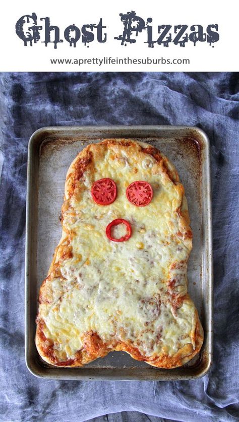 Make Ghost Pizzas for Halloween!  Such a simple and fun dinner idea! Monster Cookies Halloween, Ghost Pizza, Snack Halloween, Gift Treats, Halloween Jello, Dessert Fall, Fall Party Food, Spooky Dinner, Food Fall