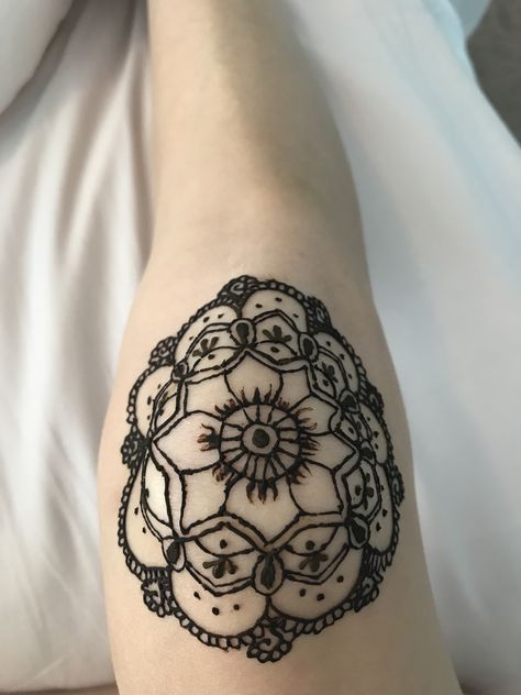 Henna knee tattoo Knee Henna Tattoo, Henna Knee Designs, Knee Henna Designs, Henna Knee, Knee Henna, Leg Henna, Henna Ideas, Henna Tattoo Hand, Tattoo Hand