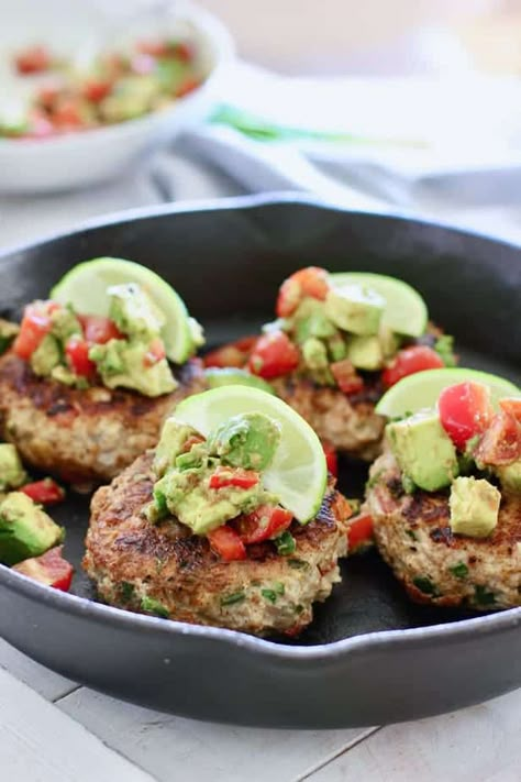 Chili Lime Chicken Burgers with Avocado Salsa! - A delicious mix of ground chicken, peppers, chili seasoning and fresh avocado mash on top! Clean Breakfast Ideas, Chili Lime Chicken Burgers, Burgers With Avocado, Chicken Avocado Burger, Avocado Burger, Summer Lunches, Noom Recipes, Chili Lime Chicken, Whole 30 Keto