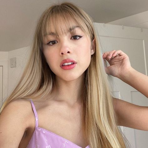 Olivia Rodrigo Blonde Hair, Olivia Rodrigo Bangs, Olivia Rodrigo Blonde, Dark With Highlights, Spiky Bun, Jenna Rink, Jeopardy Template, Blonde Hair With Bangs, Straight Hair Cuts