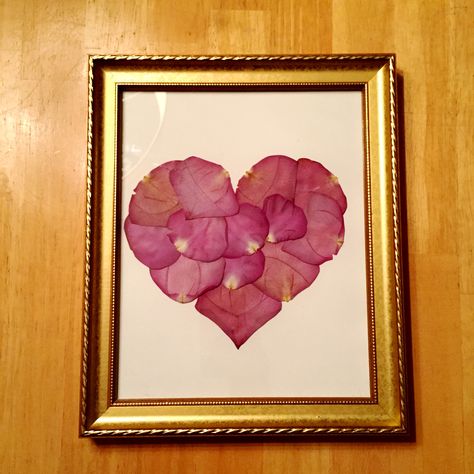 This heart is made out of dried flowers from a loved one's funeral. This is a special way to not let all of the flowers from that day simply die and get thrown away. Rose Day Ideas For Him, Dried Flowers From Boyfriend, Preserving Flowers From Boyfriend, Flower Petal Picture Frame, Pressed Flower Petals, Crafts For Dried Flowers, Flower Pressing Crafts, Ideas To Preserve Flowers, Dry Flower Painting