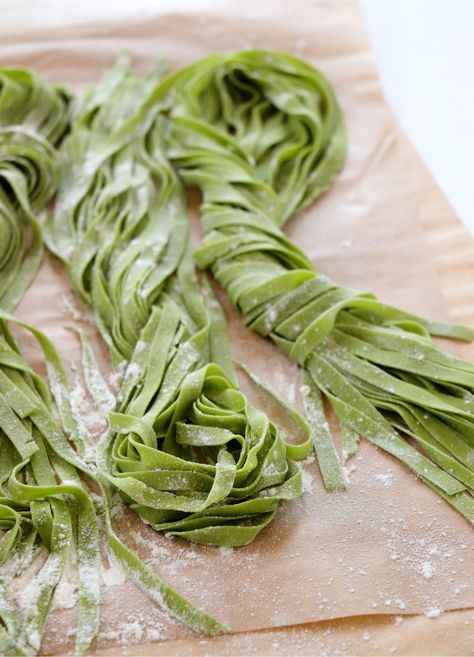 Homemade Spinach Pasta Pasta Catering, Homemade Spinach Pasta, Resep Pasta, Green Pasta, Homemade Pasta Recipe, Pasta Machine, Pasta Dough, Spinach Pasta, Catering Business