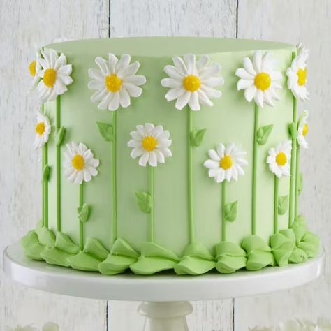 Fabulous flowers and delicious cakes make the perfect combination! Celebrate spring by popping your apron on and getting in the kitchen to bake blooming lovely flower cakes! From simple floral cupcakes to flower birthday cakes, we’ve got a bunch of fantastic flower cake ideas to inspire you. Daisy Cupcake Cake, Daisy Cake Ideas Simple, Flower Garden Cake, Daisy Birthday Cake, Homemade Garden, Daisy Cake, Nursing Cake, Fresh As A Daisy, Daisy Cakes