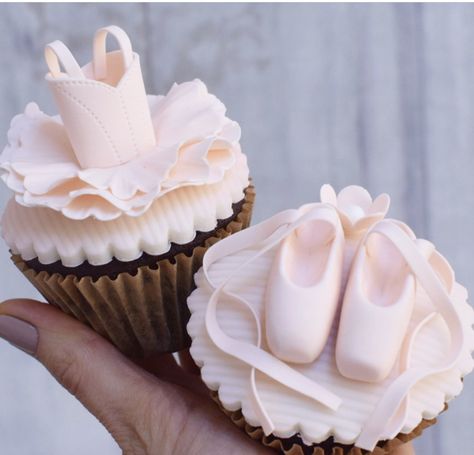 Ballerina Favors Ideas, Ballerina Cupcakes Ideas, Fondant Ballerina, Dance Cupcakes, Ballet Birthday Cakes, Ballet Cupcakes, Ballerina Party Theme, Ballet Cake, Mum Cake