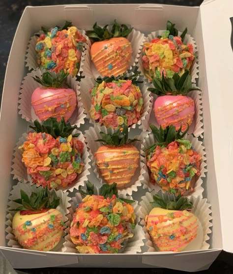 Strawberry Themed Chocolate Covered Strawberries, Cereal Chocolate Covered Strawberries, Fruity Pebbles Strawberries, Chocante Covered Strawberries, Fruity Pebbles Chocolate Covered Strawberries, Chocolate Covered Strawberry Business, Chocolate Covered Desserts, Strawberry Box, Chocolate Covered Strawberry Recipe