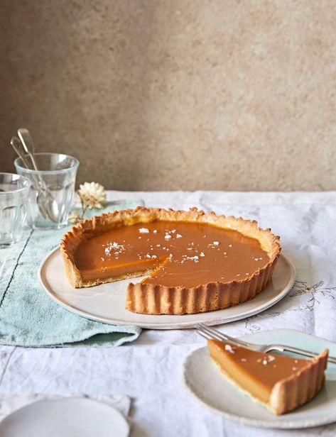 Salted Caramel Tart Recipe, Tart Photoshoot Ideas, Salt Caramel Cake, Thanksgiving Tart, Salted Caramel Pie Recipe, Caramel Desert, Salted Caramel Tarts, Caramel Pastry, Caramel Pie Recipe