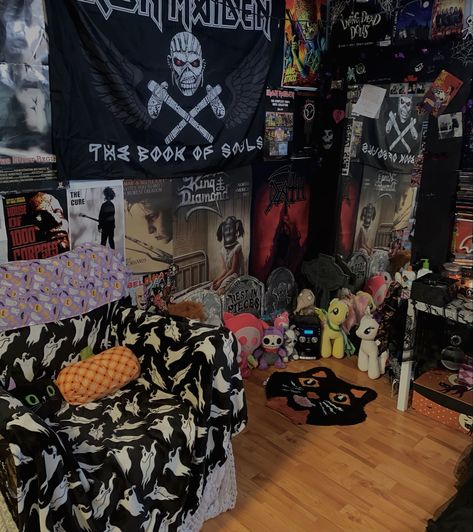 metalhead room inspo halloween aesthetic Room Ideas Metalhead, Room Decor Metalhead, Metalhead Bedroom Ideas, Metalhead Room Aesthetic, Metalhead Room Ideas, Metal Room Aesthetic, Grunge Halloween Aesthetic, Metalhead Room Decor, Metalhead Bedroom