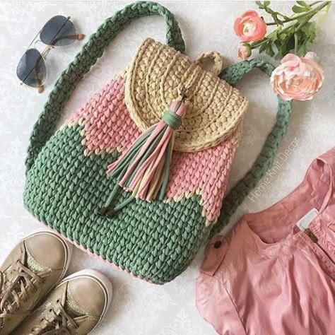 Knit Decor, Crochet Backpack Pattern, Mochila Crochet, Diy Crafts Crochet, Sac Diy, Confection Au Crochet, Crochet Backpack, Decor Crochet