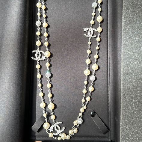 100% Authentic 2020p Beautiful Chanel Silver Tone Cc Logo Comete Stars And Pearl Necklace. Size: Length Is 31" Total Length 62" Brand New In Box Without Tag! Jewelry Chanel, Chanel Necklace, Chanel Pearls, Layered Necklaces Silver, 16th Birthday Gifts, Chanel Jewelry, Curly Hair Tips, Necklace Size, Hair Tips