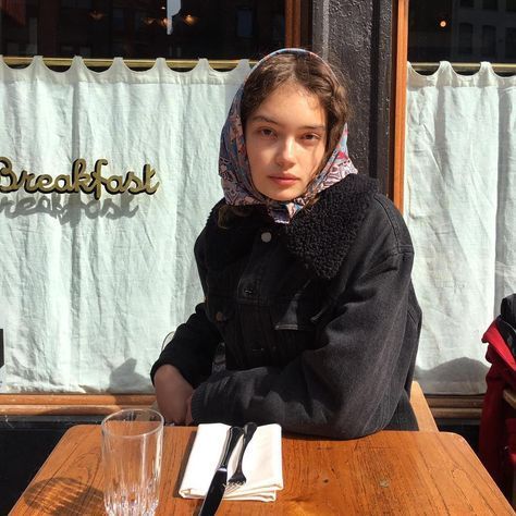 Sasha Kichigina, Winter Fits, 가을 패션, French Girl, Look At You, Looks Style, Style Outfits, Scarf Styles, Head Scarf