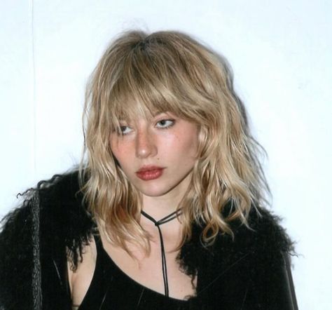 Long Bob And Fringe, Rockstar Blonde Hair, Micro Bangs Medium Length Hair, Blonde Hair Darker Roots, Long Blonde Bob With Bangs, Edgy Mid Length Haircut, Blonde Hair Medium Skin Tone, Mid Length Shaggy Hair, Long Front Short Back Haircut