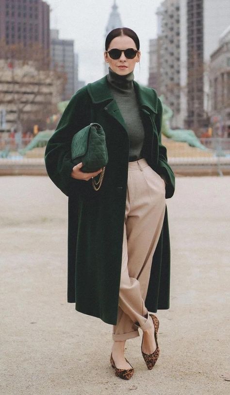 Green Coat Outfit, Understanding Business, Emerald Green Outfit, Mantel Outfit, Ootd Instagram, Womens Business Casual, Trendy Fall Outfits, Green Outfit, Green Coat