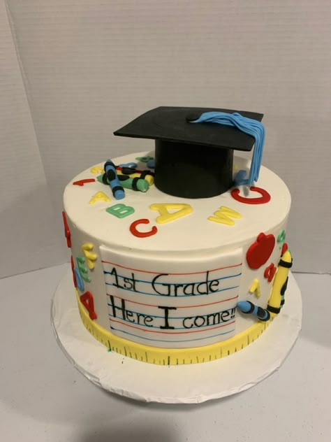 Kindergarten Cakes Graduation, Graduation Cake For Kindergarten, Graduation Cake For Kids, Kindergarten Graduation Cake Ideas, Kindergarten Graduation Cakes, Kinder Graduation Cake, Cake For Kindergarten, Kindergarten Cake, Preschool Graduation Cake