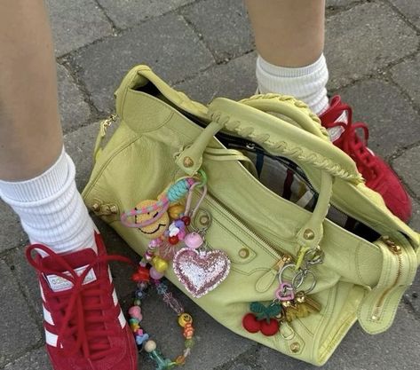 Bag With Trinkets, Cool Handbags, Bag With Charms, Decorated Bag, Oki Doki, Decorated Bags, Accessorize Bags, Inside My Bag, Girly Bags