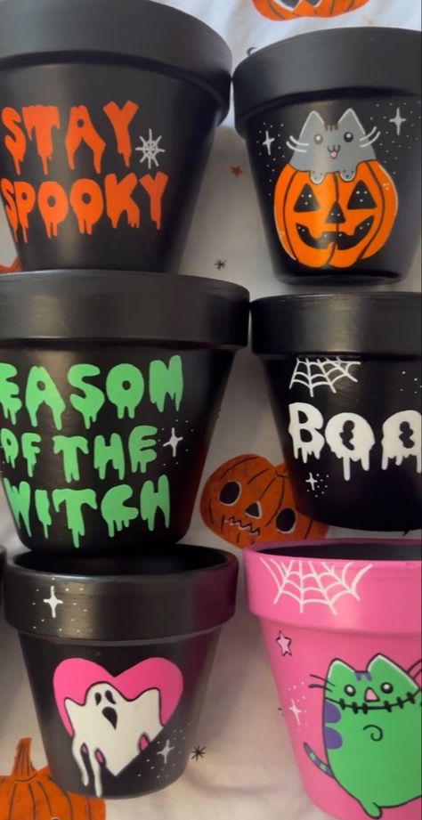 Halloween Plant Pots Diy, Fall Painted Clay Pots, Halloween Painted Plant Pots, Halloween Pots Ideas, Halloween Plant Pot Ideas, Spooky Painted Flower Pots, Painted Pots Halloween, Terracotta Pots Painted Halloween, Halloween Terracotta Pots