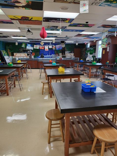 Aesthetic Art Classroom, Sink Area Decor, High School Art Teacher Aesthetic, Classroom Sink Area, Art Teacher Aesthetic Classroom, Art Classroom Layout, Art Class Elementary Classroom Management, Art Classroom Rules Elementary, Art Classroom Organization