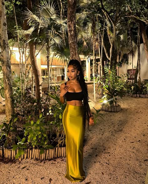 Botanical Garden Photo Shoot Black Women, Beach Vacation Black Women, Maxi Skirt Outfit Vacation, Bahamas Black Women, Island Girl Aesthetic Black Women, Bahamas Aesthetic Outfits, Jamaica Moodboard, Destin Outfits, Earthy Black Woman Aesthetic Outfits