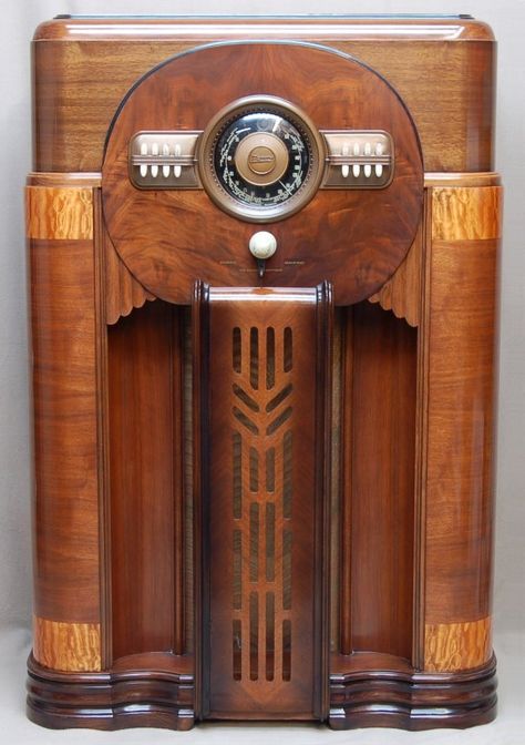 1940s Radio, Golden Age Of Radio, Arte Art Deco, Retro Radios, Retro Radio, Old Time Radio, Jukeboxes, The Lone Ranger, Antique Radio