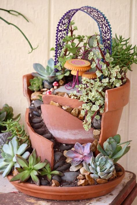 15 Crafty People Who Turned Someone Else's Trash Into Their Treasure – InspireMore Small Herb Gardens, Patio Pots, Old Dressers, Succulent Garden, Weekend Projects, Garden Boxes, Trash Bins, Patio Area, Succulents Garden