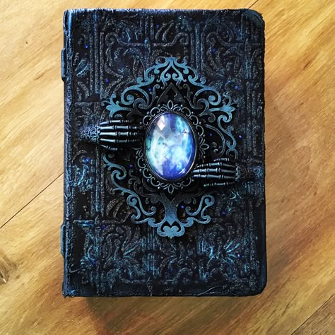 Spell Books Fantasy Art, Spellbook Diy Cover, Diy Spell Book Cover, Diy Grimoire Cover, Grimoire Book Fantasy Art, Buku Diy, Buch Design, Magical Book, Magic Aesthetic