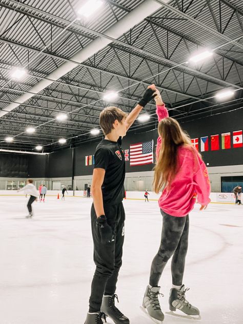 Cute Couple Pics Ice Skating, Hockey Love Aesthetic, Hockey Bf And Gf, Figure Skater And Hockey Player Couple, Ice Skating Couple Pics, Couples Ice Skating, Hockey Couple Goals, Hockey Couples, Couple Ice Skating