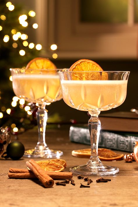 Our gorgeous cocktail of the month is a stunning mix of gingerbread syrup and gin, topped up with Cava. It's Christmas in a glass! Gingerbread Gin Cocktail, Christmas Cocktails Gin, Gin Christmas Cocktail, Christmas Gin Cocktails, Cocktails Recipes Videos, Gingerbread Cocktail, Gin Photography, Winter Beverages, Cookies 2023