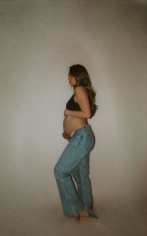 Jeans For Maternity Shoot, Maternity Photo Shoot Ideas Jeans And White Shirt, Jeans And Black Top Maternity Shoot, Maternity Pics Jeans, Maternity Pictures Simple, Maternity Photography With Jeans, Maternity Casual Photoshoot, Simple Pregnancy Photoshoot, Simple Maternity Poses