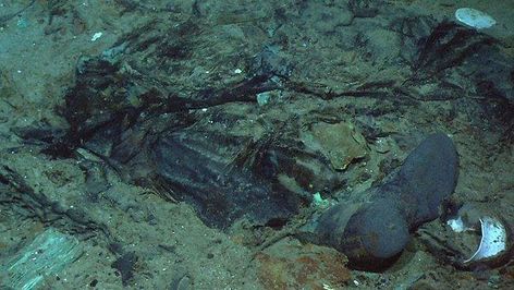 Human remains pictured at Titanic shipwreck site Titanic Pictures, Raise The Titanic, Titanic Underwater, Underwater Shipwreck, Water Pics, Titanic Wreck, Titanic Artifacts, Post Mortem Pictures, Titanic Ship