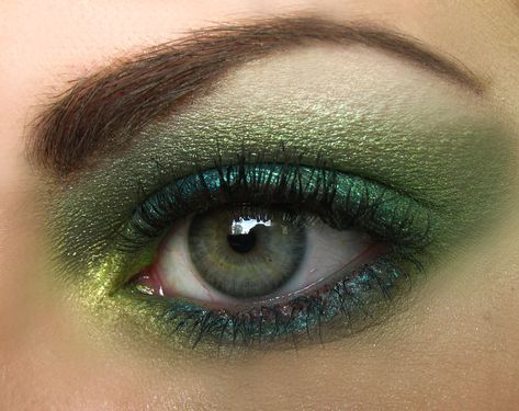 How to Apply Loose Powder Eyeliners Makeup Verde, Winter Make Up, Hair Colour For Green Eyes, Hair Color For Fair Skin, Powdered Eyeliner, Fair Skin Makeup, Green Cosmetics, Eye Makeup Styles, Gotham City Sirens