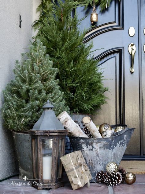 Christmas Front Stoop, Christmas Front Of House, Country Christmas Porch Decorating Ideas, Small Christmas Porch, Christmas Outside Decorations Porches, Christmas Porch Planters, Christmas Decor Ideas Porch, Christmas Porches Ideas Outdoor, Christmas Tree Front Porch