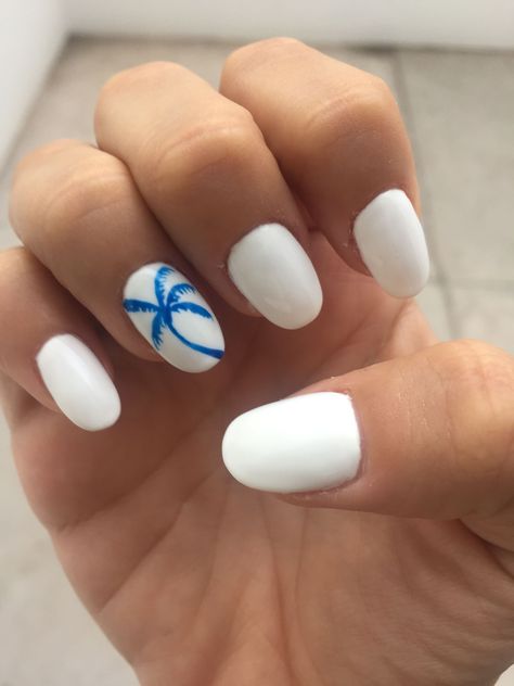 Create Beautiful Summer Nails for Free: Beginners Tips and Tricks White Nails Beach Design, Short Nails Tropical, Blue White Summer Nails, Beachy Nail Designs For Short Nails, Summer Nails White And Blue, White Summer Nails Beach, White Nails With Blue Design, White Beach Nails, Nails Florida