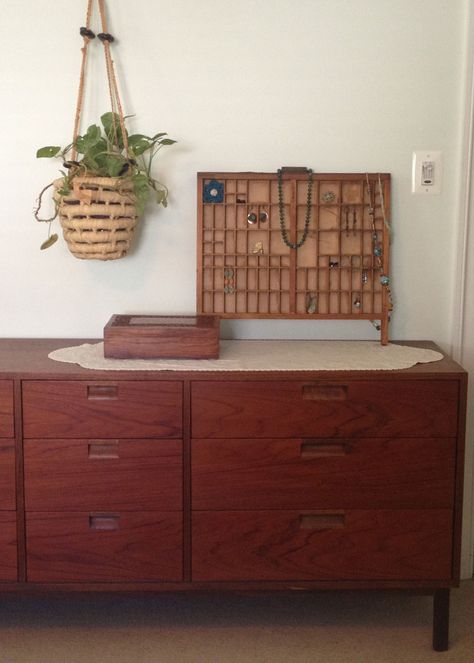 Use vintage letterpress trays as decor and storage - great idea for all sorts of rooms in the house! Letterpress Tray, Letterpress Drawer, Ideas For Decorating, Tray Ideas, Display Storage, Jewellery Display, Tray Decor, Letterpress, Storage Bench