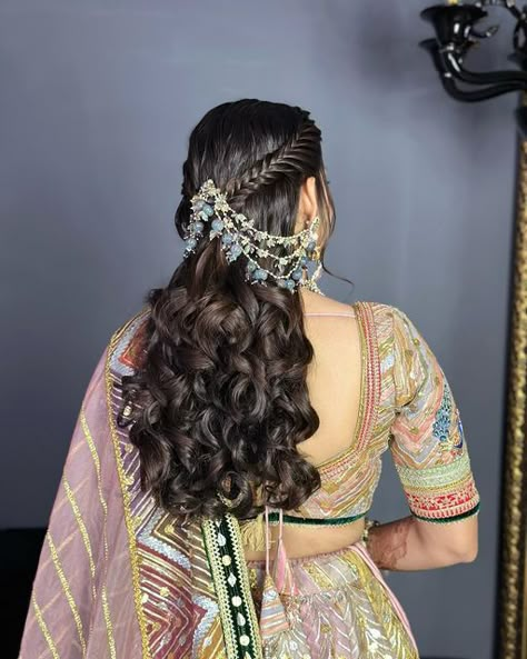 Braid Hairstyle With Lehenga, Open Hair Styling On Saree, Mandap Muhrat Hairstyle, Braid Hairstyles Traditional, Mandap Hairstyle For Bride, Mandap Hairstyle, Wedding Hairstyles For Lehanga, Mehndi Bride Hairstyles, Jaggo Hair Styles