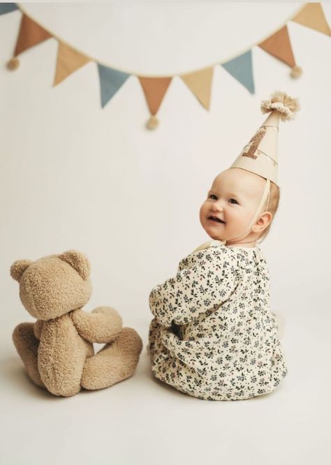 1st Birthday Photoshoot Ideas With Parents, At Home 1 Year Photoshoot, March Birthday Photoshoot Ideas, Winter 1 Year Photoshoot, 1st Birthday Party Photoshoot, Vintage 1st Birthday Photoshoot, 1 Year Boy Photoshoot Ideas, Diy Cake Smash Photoshoot At Home, Two Year Old Birthday Photos