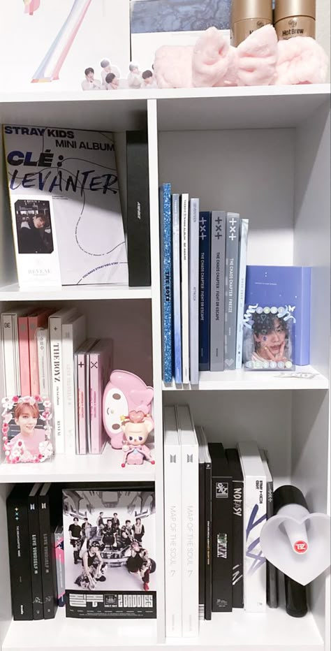 Kpop Album Display Shelf, Kpop Display Shelf, Kpop Album Storage Ideas, Album Shelf Ideas, Kpop Room Shelf, Kpop Shelves Ideas, K Pop Shelf Aesthetic, Kpop Organization, Kpop Table