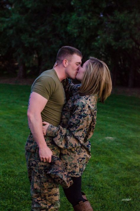 #USMC #country #kisses #couple #woodlands #marine #marinegirlfriend Usmc Love, Military Guys, Marine Girlfriend, Marines Girlfriend, Army Couple, Graduation Pics, Marriage Couple, Lover Girl, Army Love