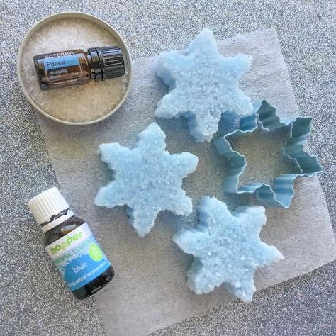 Diy Epsom Salt Bath Boms, Epsom Salt Shower Steamers, Epsom Salt Soap Bar, Doterra Bath Salts Recipes, Diy Epsom Salt Soak, Epsom Salt Gift Ideas, Diy Epsom Salt Bath Recipes, Epsom Salt Crafts, Epsom Salt Scrub Diy