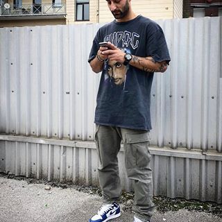 A good Tee is essential 🔥  @2pac merch Tee x Cargo Trousers 👌🏽✨ w/ @nike Air Jordan 1 - 📸 @michelangelo.lucarella | #filetfamilia #filetlondon Fashion Outfits Men Street Styles, Shein Outfit Ideas, Style Skate, Male Outfit, Fashion Outfits Men, Sneakers Street, Mens Fashion Casual Spring, Skate Sneakers, Mens Summer Outfits