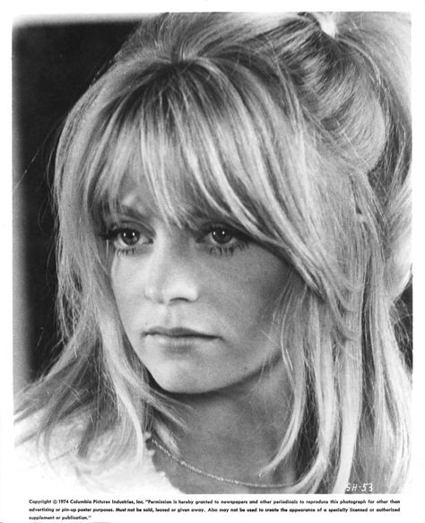 "Shampoo" movie still, 1975. Goldie Hawn as Jill. Shampoo 1975, Goldie Hawn Hair, 70s Hair Styles, Big Bangs, 70’s Hair, 70s Hair, Hollywood Hair, Fringe Bangs, Goldie Hawn