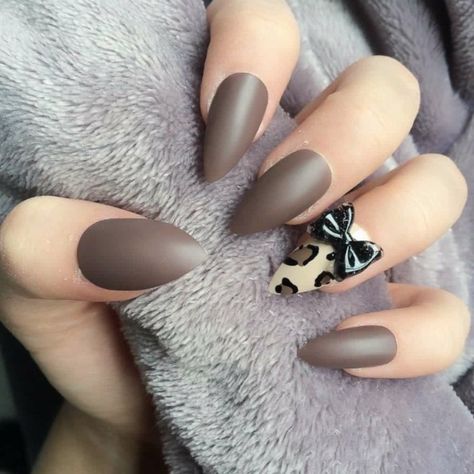 fingernägel design herbst grau leopardenmuster Fall Nail Colors And Designs, Popular Fall Nail Colors, Nail Colors And Designs, Toe Nail Color, Fingernail Designs, Fall Manicure, Short Nails Art, Christmas Nails Acrylic, Colorful Nail Designs