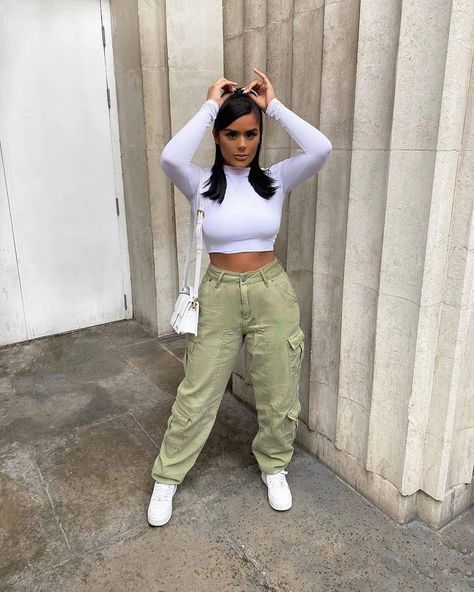 Light Green Cargo Pants Outfit, 2020s Outfits, Green Sweatpants Outfit, Cargo Sweatpants Outfit, Sweatpants Outfit Aesthetic, Cargo Pants Women Outfit, Green Cargo Pants Outfit, Simple Streetwear, Green Pants Outfit